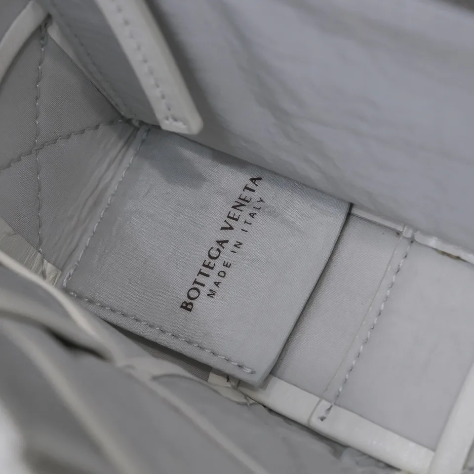𝒃𝒐𝒕𝒕𝒆𝒈𝒂 𝒗𝒆𝒏𝒆𝒕𝒂-New style𝒄𝒂𝒔𝒔𝒆𝒕𝒕𝒆 The new cassette is really for both men and women 🉑️, the leather surface is changed from lamb to waxed calfskin, the gloss is 💯, the shoulder straps are matched with classic triangle elements, exquisite and fashionable, a street photography artifact (ps: super practical‼️) 🌈Only the highest-end in the market, welcome to compare Size: 23*15*5cm.     Model: 6687# oil wax leather